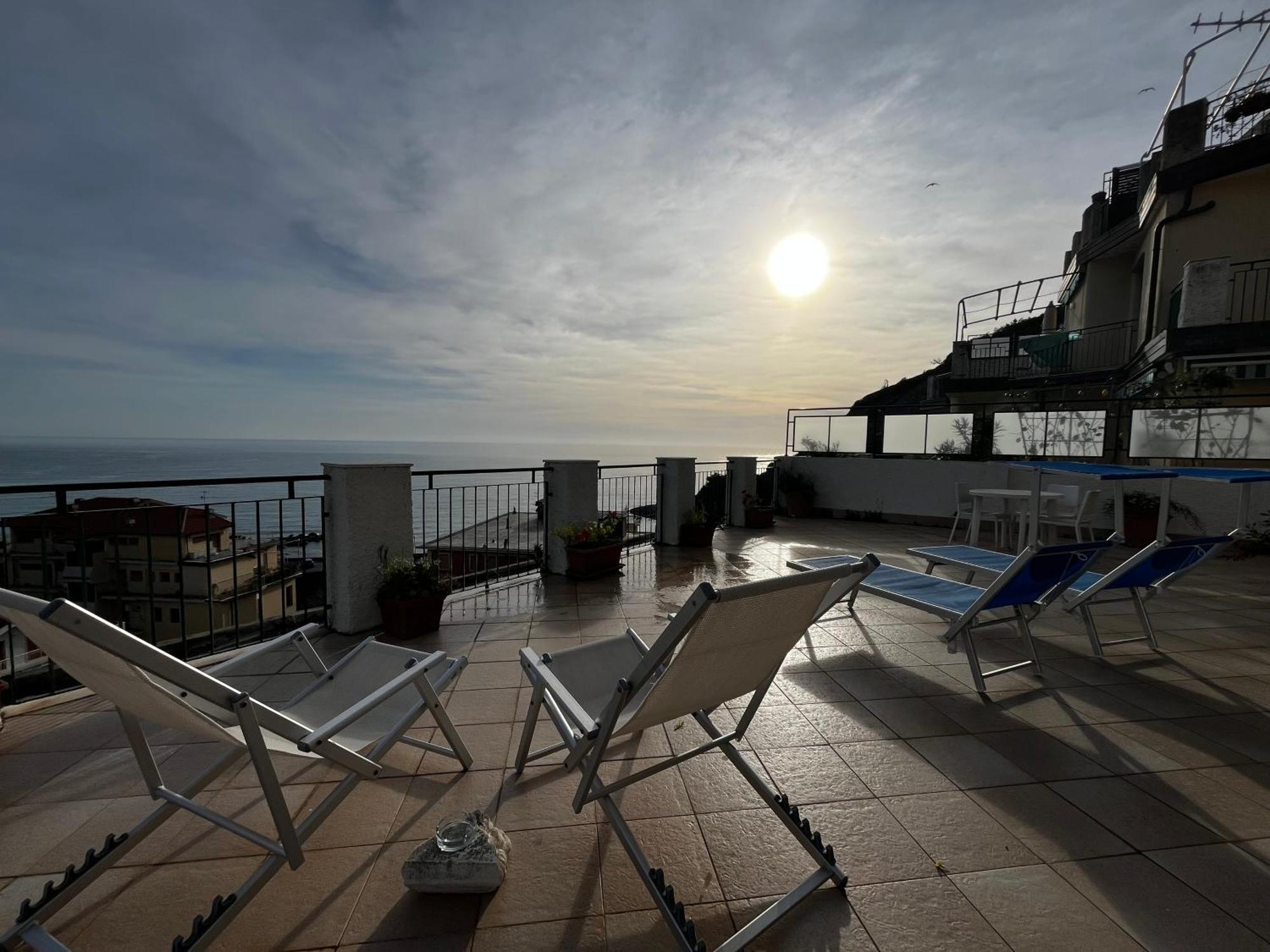 Sunflower Terrazza Panoramica Леванто Екстериор снимка